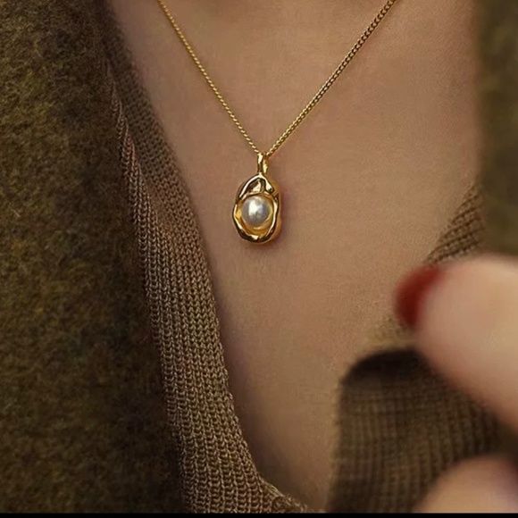 Irregular Pearl Golden Necklace