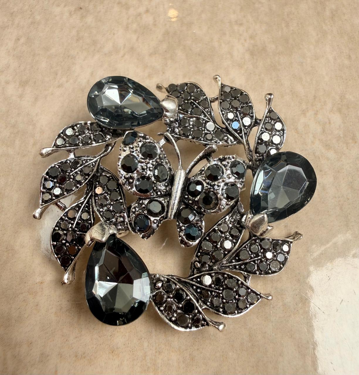 Noir Wreath Brooch